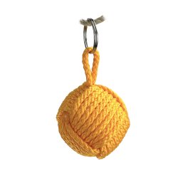 Handgjord nyckelring med apnäve knuten runt en pingisboll. Tillverkad av flätad PP-silke och utrustad med en rostfri nyckelring