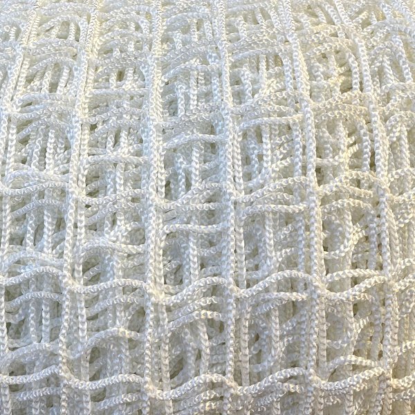 Närbild av ett hållbart och flexibelt nylonsilkesnät. Perfekt för säkring av last, släpvagnar och avspärrningar.