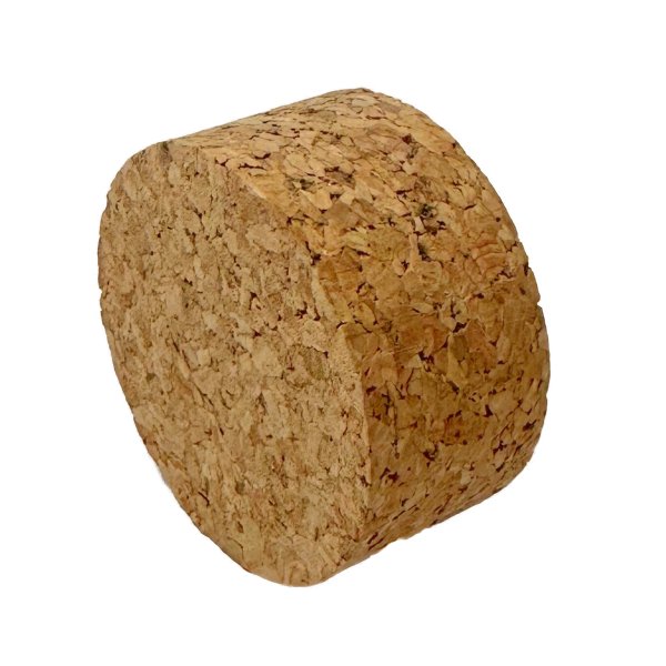 Närbild av en 50 mm bred och 25 mm hög korkcylinder. Lätt, hållbar och utmärkt för kreativa hantverksprojekt.