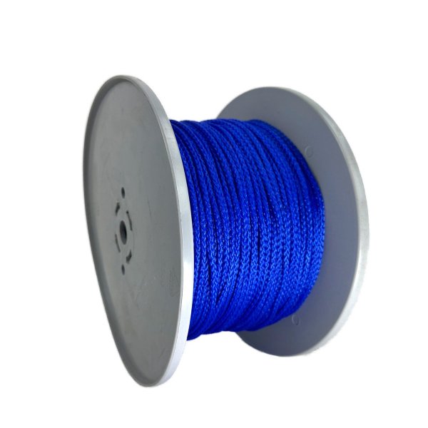 Närbild av polyetenlinan, som visar dess täta flätning och slitstarka struktur, designad för att tåla tuffa väderförhållanden oc