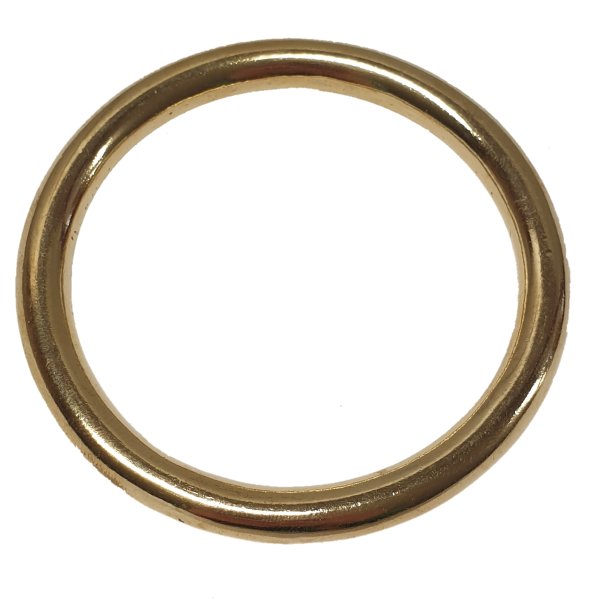 Närbild av metallringar i krom och mässing, med robust konstruktion och hållbar design för mångsidig användning.