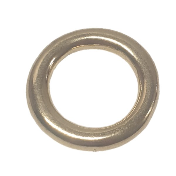 Närbild av metallringar i krom och mässing, med robust konstruktion och hållbar design för mångsidig användning.