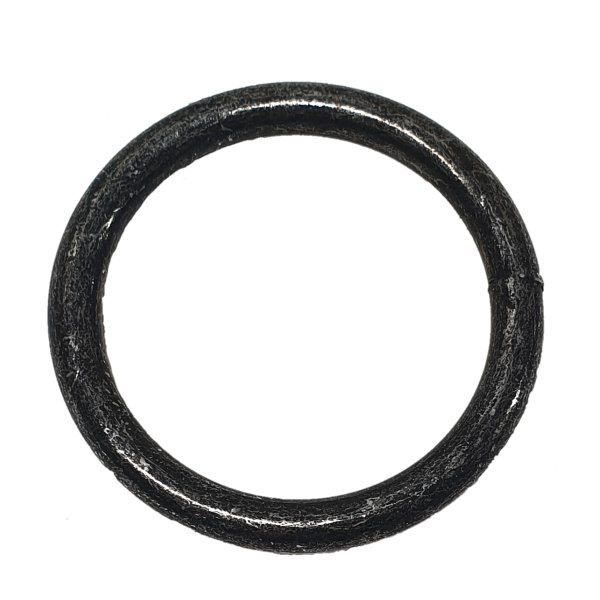Närbild av metallringar i krom och mässing, med robust konstruktion och hållbar design för mångsidig användning.