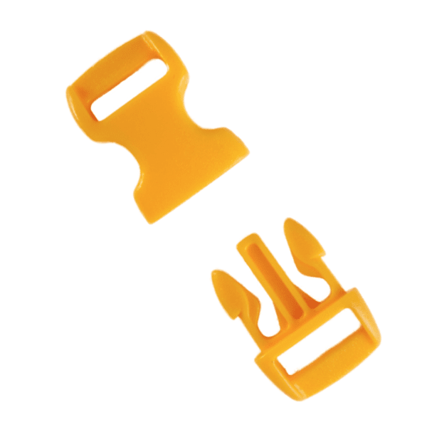 Närbild av det gula plastspännet som visar dess robusta material och smidiga snäpplåsning.