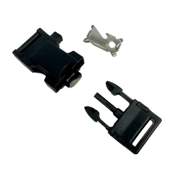 Närbild av spännet som visar dess integrerade funktioner, inklusive kompass, såg/kniv, skruvmejsel och kapsylöppnare.