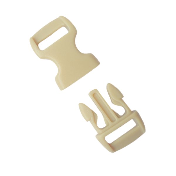 Närbild av beige plastspänne, designat för enkel och säker låsning vid användning på remmar och paracord