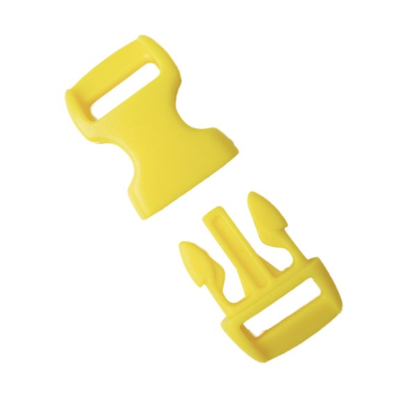 Närbild av det gula plastspännet som visar dess robusta material och smidiga snäpplåsning.