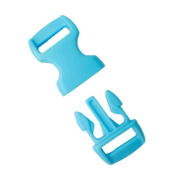 Närbild av det ljusblå plastspännet som visar dess robusta material och smidiga snäpplåsning.