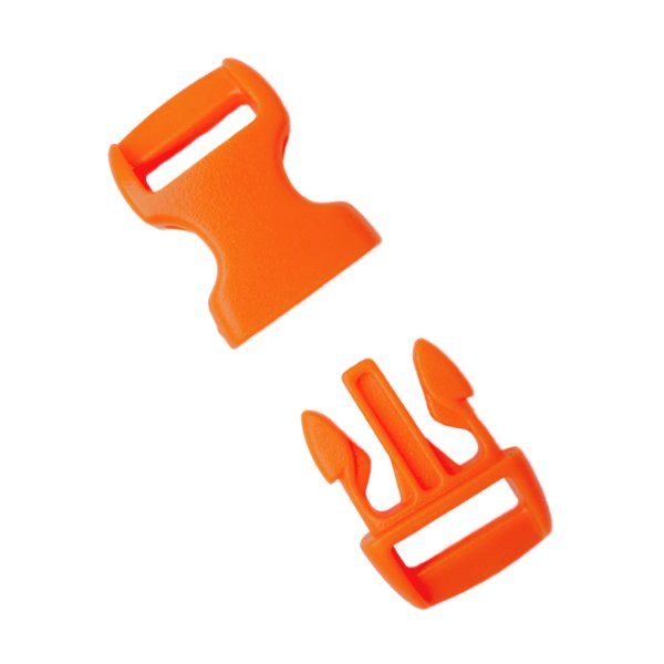 Närbild av det orange plastspännet som visar dess robusta material och smidiga snäpplåsning.