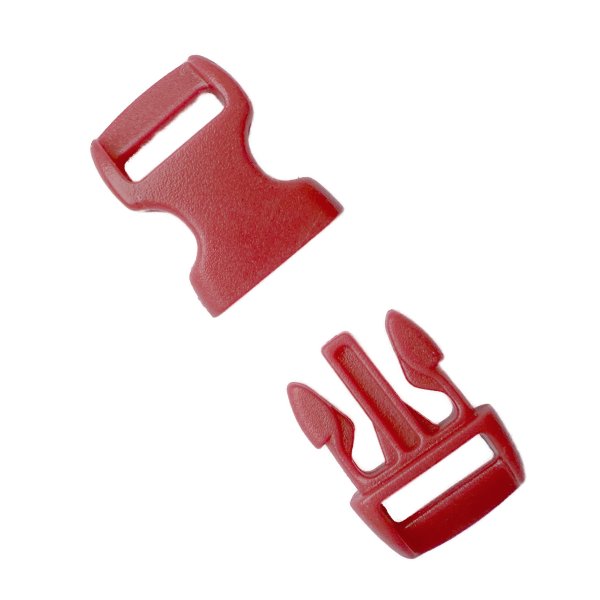 Närbild av det röda plastspännet som visar dess robusta material och smidiga snäpplåsning.