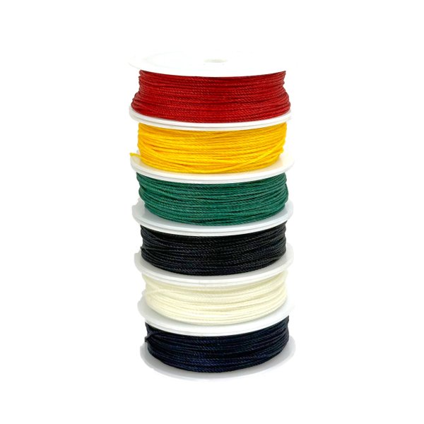 Närbild av det tunna, starka taglingsgarnet som visar dess täta tvinnade struktur och vaxade yta för extra styrka och UV-beständ